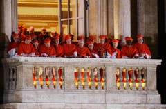 Die Kardinäle schauen zu, wie Papst Franziskus zu den Menschen auf dem Petersplatz spricht. (Bild: Keystone)