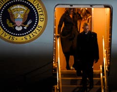 Die Familie Obama verlässt ein letztes Mal die Air Force One. (Bild: Paul Beaty / AP)