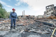 Raduner-Brand: Rundgang mit Brandermittler André Kieser (Bild: Hanspeter Schiess)