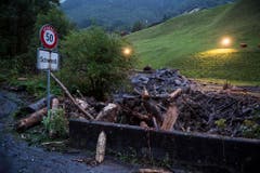Heftige Regenfälle führten am Sonntagabend zu Erdrutschen. (Bild: Keystone)