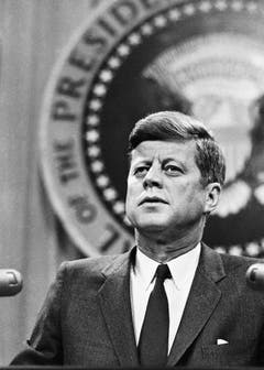 Nur 34 Monate war der 35. Präsident der Vereinigten Staaten von Amerika im Amt: John F. Kennedy (1917 - 1963) wurde am 22. November 1963 Opfer eines Attentats. Der Demokrat musste sich mit dem beginnenden militärischen Engagement in Vietnam befassen, und unterstützte innenpolitisch die Bürgerrechtsbewegung zur Aufhebung der Rassentrennung. (Bild: Keystone)