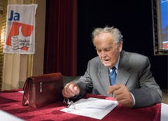 Altbundesrat Otto Stich unterstützt an der Nationalen Rentner und Rentnerinnentagung das "Ja fuer ein flexibles AHV-Alter" (2008). (Bild: Keystone)