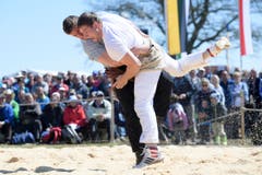 Armon Orlik (hinten) gegen den Ottenberger Marco Öttli, im dritten Gang. (Bild: Keystone)