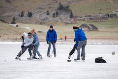 Die Ostschweiz läuft Schlittschuh auf dem Seealpsee (Bild: Urs Bucher)