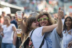Ausgelassene Stimmung beim Konzert in der Arena. (Bild: Urs Bucher)