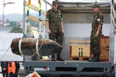 Militärs überwachen den Transport. (Bild: Rudolf Hirtl)