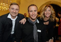 Goldjunge Marcel Hug umrahmt von Christian und Tina Weber. (Bild: Reto Martin)