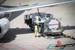Mitarbeiter betanken ein Flugzeug. (Bild: Ralph Ribi)