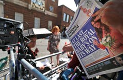 Ein Kameramann liest die Zeitung. (Bild: Keystone)