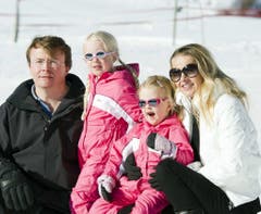 Am 19. Februar 2011 posiert Prinz Johan Friso zusammen mit Gattin Mabel und den Töchtern Zaria (2. von rechts) und Luana während den Skiferien in Lech am Arlberg für die Fotografen. (Bild: Keystone)