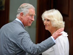 Stolze Grosseltern I: Charles und Camilla besuchen ihren Enkel im Spital. (Bild: Keystone)