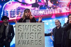 Chris von Rohr von der Band Krokus bedankt sich für die Auszeichnung. (Bild: Keystone)
