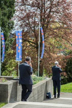 Wichtige Anrufe am St.Gallen Symposium. (Bild: Urs Bucher)