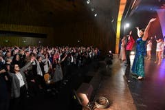 Das Publikum im Pentorama wird zum Mitmachen animiert. (Bild: Manuel Nagel)