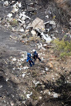 Helfer treffen am Unglücksort ein Bild der Verwüstung an. (Bild: Keystone)