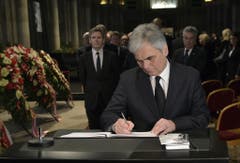 Österreichs Bundeskanzler Werner Faymann trägt sich in Wien ins Kondolenzbuch ein. (Bild: Keystone)