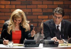 Moderatorin Sonya Kraus und Udo Jürgens sitzen im Januar 2004 am Spendentelefon während der Spendengala von ZDF und "Bild"-Zeitung für die Akton "Ein Herz für Kinder". (Bild: Keystone)