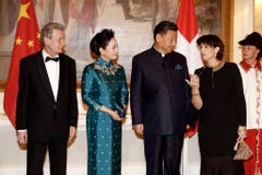 Treffen zum Gala-Dinner ein: Doris Leuthards Mann Roland Hausin, Xi's Ehefrau Peng Liyuan, Chinas Staatspräsident Xi Jinping und Bundespräsidentin Doris Leuthard.... (Bild: Keystone)
