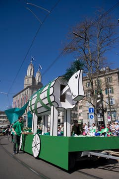 Die St.Galler nehmen Zürich ein: Das trojanische Pferd wird durch die Zürcher Strassen gezogen. (Bild: Urs Jaudas)