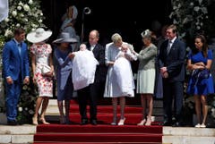 In der Mitte stehen Fürst Albert II. und seine Ehefrau Charlène mit den Zwillingen, daneben stehen die Paten von Gabriella, Gareth Wittstock (Charlènes Bruder) und Nerine Pienaar, Alberts Schwester Prinzessin Caroline von Hannover, die Paten von Jacques, Diane De Polignac Nigra und Christopher Le Vine sowie Alberts Schwester Prinzessin Stephanie von Monaco (von links) nach der Taufe. (Bild: Keystone)