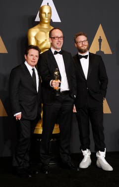 Wie erwartet überzeugte das Kriegsdrama «Hacksaw Ridge» die Jury: John Gilbert (Mitte) mit dem Oscar für den Besten Schnitt und den Moderatoren Michael J. Fox (links) und Seth Rogan (rechts). (Bild: Paul Buck/Keystone)