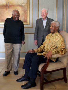 Nelson Mandela (r.), Bischof Desmond Tutu (l.) und der frühere US-Präsident Jimmy Carter, Gründer der Gruppe "The Elders", die sich zusammen mit anderen Politikern und Meinungsmachern für Frieden und Menschenrechte einsetzen. (Bild: Keystone)