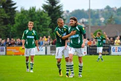 Alex de Freitas bedankt sich bei Marc Zellweger bei dessen Auswechslung kurz vor Spielschluss (Bild: Urs Bucher)