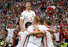 Die Polen jubeln nach dem 1:0 Goal in der ersten Halbzeit. (Bild: Keystone)