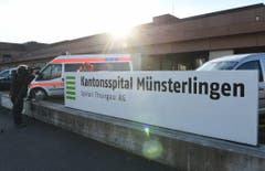 Ein Kameramann fotografiert den Eingangsbereich des Kantonsspitals Münsterlingen, wo Udo Jürgens am Sonntagnachmittag starb. (Bild: Keystone)