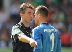 Diego Benaglio im Zwiegespräch mit dem deutschen Bundesliga-Schiedsrichter Knut Kircher. (Bild: Keystone)