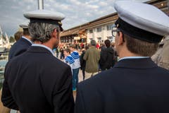 Zwei Matrosen beobachten das bunte Treiben auf der neuen Plattform. (Bild: Reto Martin)
