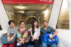 Passagiere im Skytrain werden zum Dock E gefahren. (Bild: Ralph Ribi)