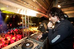 DJ Greg heizt ein. (Bild: Ralph Ribi)