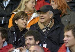 Kurt Felix war ein Fussballfan. So war er beispielsweise im Juni 2006 im Stadion Espenmoos zu Besuch, um mit seiner Frau den Match von Promis gegen Schweizer Fussball-Legenden zu sehen. (Bild: Keystone)