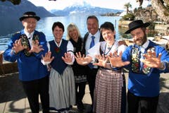 Fredy Waser, Trudy Bürgler, Brigitte Zimmermann und Alois Bühler (von links) vom Jodlerklub Weggis mit Kurt Zurfluh und seiner Lebenspartnerin Barbara Schilliger 2010 in Weggis. (Bild: Archiv LZ)