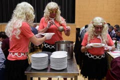 Da keine Frauen dabei sind, helfen sich die Männer selbst und verkleiden sich, damit das Servicepersonal wenigsten einen weiblichen Anstrich erhält. (Bild: Werner Lenzin)