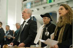 Hans Altherr singt zusammen mit Partnerin Andrea Kind und seinen Gästen das Landsgemeindelied. (Bild: Martina Basista)