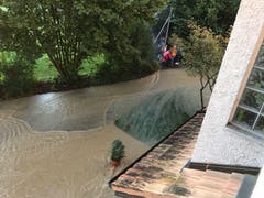 Schulkinder bestaunen die Wassermassen. (Bild: Saadet Klein (Bewohnerin))