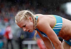 Eine ausgepumpte Linda Züblin nach dem 800-Meter-Lauf bei einem Meeting in Götzis im Jahr 2010. (Bild: ARNO BALZARINI (KEYSTONE))
