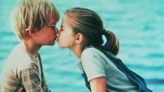 Macaulay Culkin als Thomas und Anna Chlumsky als Vada erleben die erste Liebe in dem Film "My Girl" (1991). Ein zuckersüsser erster Kuss. (Bild: Keystone)