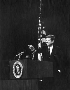 Strahlender Kennedy während einer Pressekonferenz am 20. November 1962. (Bild: Keystone)