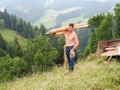 Der 49-jährige St.Galler Jeroen Heusser ist Landwirt und bewirtschaftet seinen eigenen Betrieb. Er lebt auf seinem Hof in einem 250-jährigen Bauernhaus. (Bild: www.bauernkalender.ch)