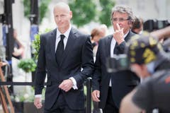 Ringier-CEO Marc Walder (l.) wird vor der Trauergemeinde sprechen. (Bild: Benjamin Manser)