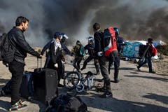 Fotograf Zalmai - selber ehemaliger Flüchtling - hat die Räumung des «Dschungel von Calais», einem riesigen, illegalen Flüchtlingslager in Frankreich fotografiert. Statt nach Grossbritannien weiterzureisen, werden Tausende Flüchtlinge auf Asylzentren in ganz Frankreich verteilt. Die Reportage des gebürtigen Kabulers gewinnt den 1. Preis in der Kategorie "Ausland". (Bild: Swiss Press Photo/Zalmai Ahad)