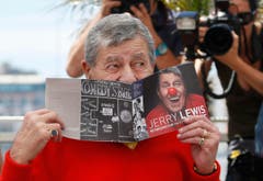 Jerry Lewis geniesst einen Auftritt vor Medienleuten an den Filmfestspielen in Cannes 2013 (Bild: Keystone)
