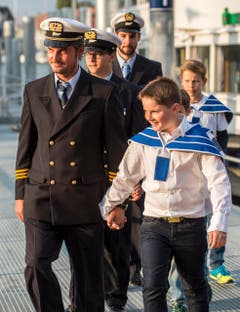 Personal der Bodensee Schifffahrt, von Kindern begleitet. (Bild: Reto Martin)