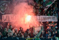 Pyros in der St.Galler Fankurve. (Bild: Keystone)