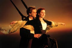 Was haben wir mitgezittert als Rose (Kate Winslet) auf einer Holztür im kalten Meer trieb und die Hand ihres Geliebten Jack (Leonardo DiCaprio) hielt. Die romantischen Szenen und Küsse waren es aber, die sich vom Film "Titanic" aus dem Jahr 1998 in unsere Herzen brannten. (Bild: Keystone)