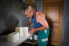 Bischof stellt Bloderkäse her. (Bild: Urs Bucher)