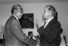Jean Ziegler (r.) begrüsst Nelson Mandela in Genf (1990). (Bild: Keystone)